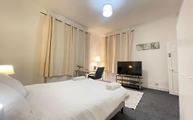 Spacious Private Room In Stratford